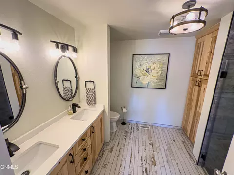 Bath - 1817 25th St W, Williston, ND 58801 photo 4 of 5