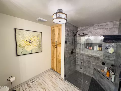Bath - 1817 25th St W, Williston, ND 58801 photo 3 of 5