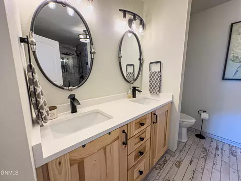 Bath - 1817 25th St W, Williston, ND 58801 photo 2 of 5