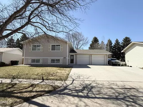 1212 Westwood St, Bismarck, ND 58504