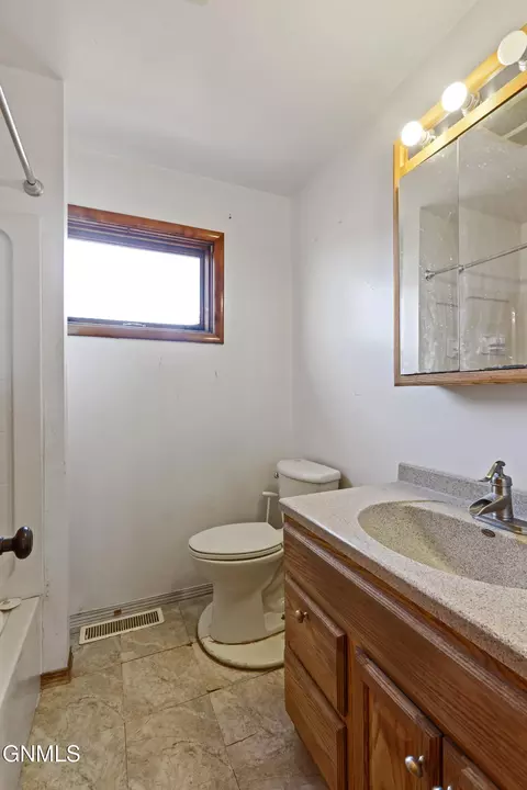 Bath - 1716 1st Ave W, Williston, ND 58801 photo 1 of 2