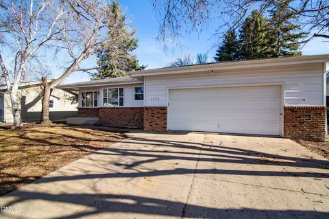 1425 3rd St, Bismarck, ND 58504