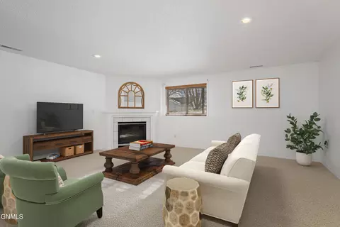 Living - 321 E Calgary Ave, Bismarck, ND 58503 photo 2 of 4