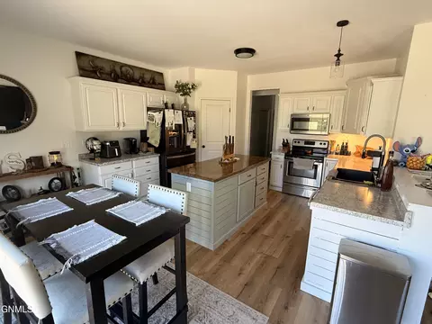 2605 2nd St NE, Watford City, ND 58854