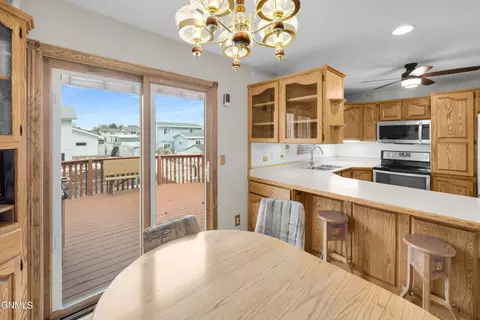 836 24th St W, Dickinson, ND 58601