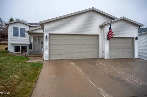 Exterior - 914 N 35th St, Bismarck, ND 58501 photo 8 of 8