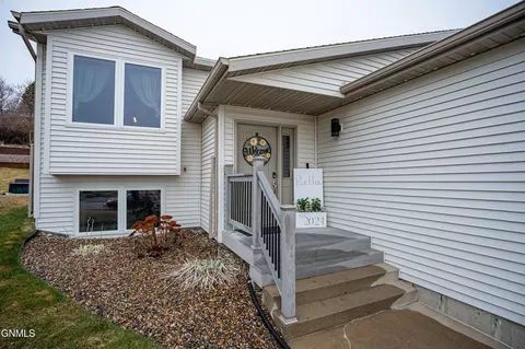 Exterior - 914 N 35th St, Bismarck, ND 58501 photo 2 of 8