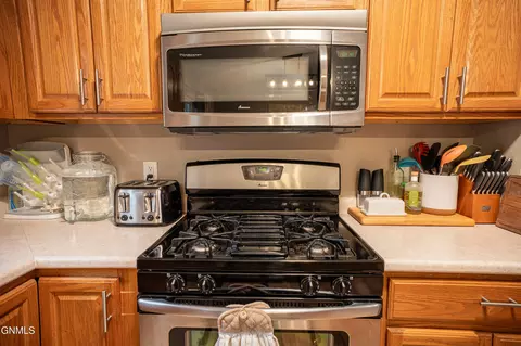 Kitchen - 914 N 35th St, Bismarck, ND 58501 photo 5 of 6
