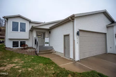 Exterior - 914 N 35th St, Bismarck, ND 58501 photo 1 of 8