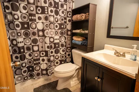 Bath - 914 N 35th St, Bismarck, ND 58501 photo 3 of 4