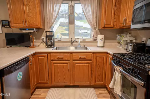 Kitchen - 914 N 35th St, Bismarck, ND 58501 photo 2 of 6