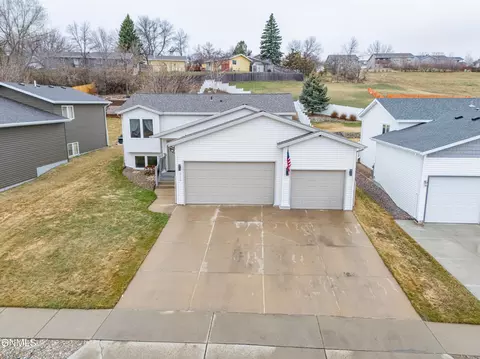 914 N 35th St, Bismarck, ND 58501