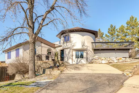 6940 Crested Butte Rd, Bismarck, ND 58503