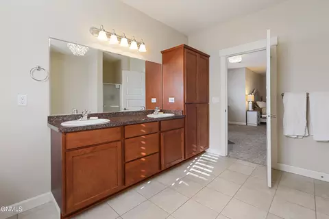 Bath - 2202 25th St W, Williston, ND 58801 photo 2 of 4