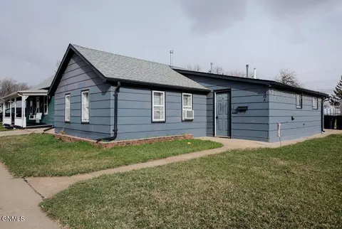 304 1st St SW, Dickinson, ND 58601