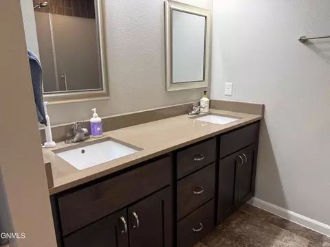 Bath - 3206 Kenner Loop, Bismarck, ND 58504 photo 8 of 9