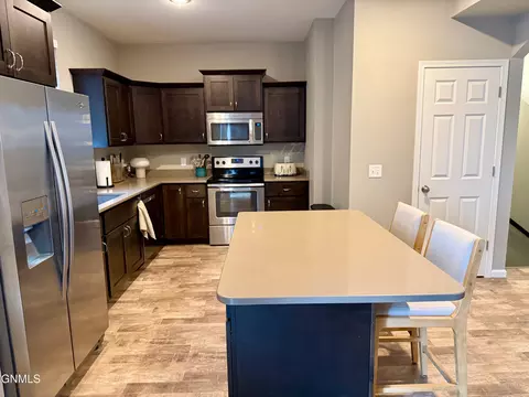 Kitchen - 3206 Kenner Loop, Bismarck, ND 58504 photo 3 of 5
