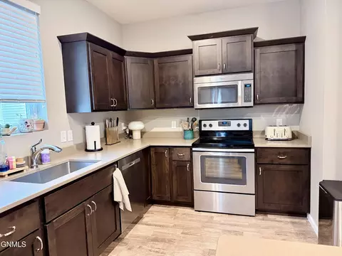 Kitchen - 3206 Kenner Loop, Bismarck, ND 58504 photo 4 of 5