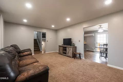 4904 Highland Rd NW, Mandan, ND 58554 photo 9