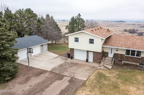 4904 Highland Rd NW, Mandan, ND 58554