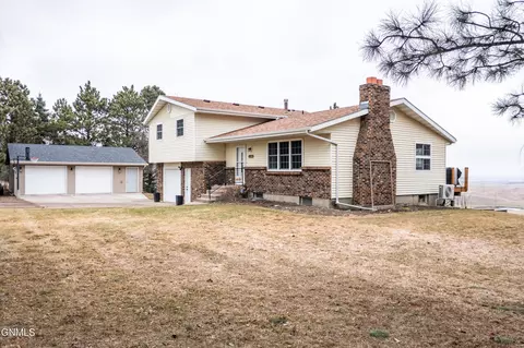 4904 Highland Rd NW, Mandan, ND 58554 photo 2