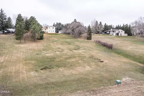 4904 Highland Rd NW, Mandan, ND 58554 photo 3