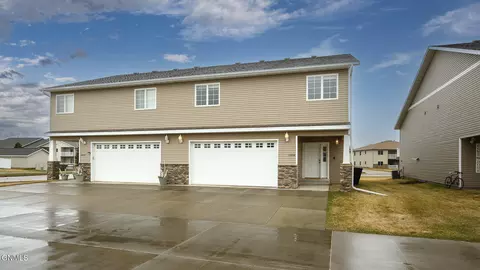 2806 Waters Edge Ln SE, Mandan, ND 58554