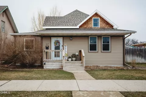 517 3rd St SE, Jamestown, ND 58401