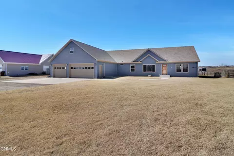 Exterior - 5463 Mathew Ave, Williston, ND 58801 photo 2 of 2