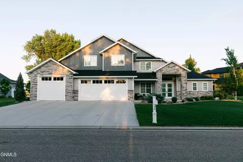 6432 Dream Dr, Bismarck, ND 58503