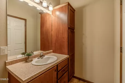 Bath - 4106 Lorrain Pl, Bismarck, ND 58503 photo 7 of 8