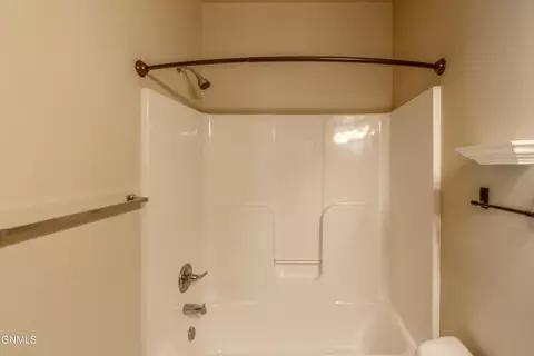 Bath - 4106 Lorrain Pl, Bismarck, ND 58503 photo 6 of 8