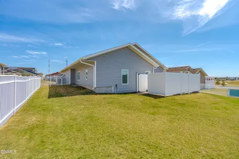 Exterior - 4106 Lorrain Pl, Bismarck, ND 58503 photo 6 of 10