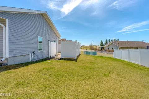 Exterior - 4106 Lorrain Pl, Bismarck, ND 58503 photo 5 of 10
