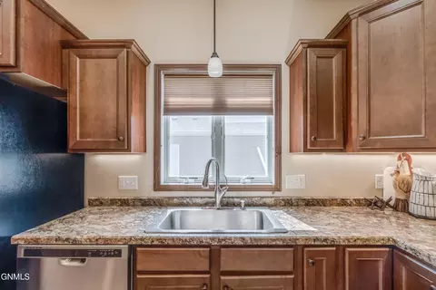 Kitchen - 4106 Lorrain Pl, Bismarck, ND 58503 photo 5 of 9