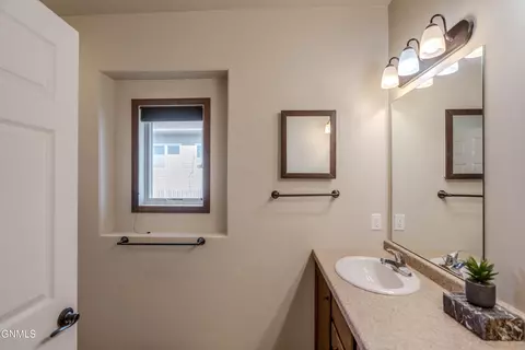 Bath - 4106 Lorrain Pl, Bismarck, ND 58503 photo 2 of 8