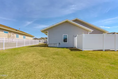 Exterior - 4106 Lorrain Pl, Bismarck, ND 58503 photo 7 of 10