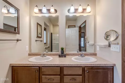 Bath - 4106 Lorrain Pl, Bismarck, ND 58503 photo 4 of 8