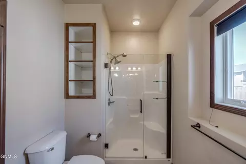 Bath - 4106 Lorrain Pl, Bismarck, ND 58503 photo 3 of 8