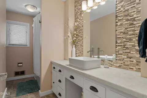 Bath - 300 Telstar Dr, Bismarck, ND 58503 photo 1 of 3