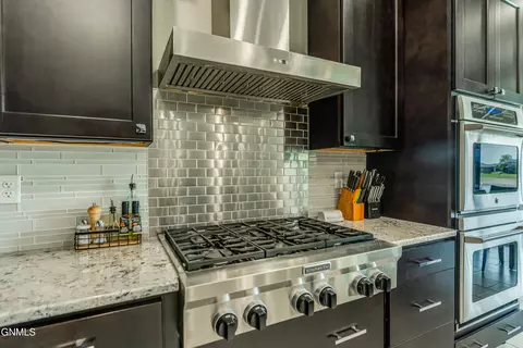 Kitchen - 3904 Waterfront Pl SE, Mandan, ND 58554 photo 4 of 8