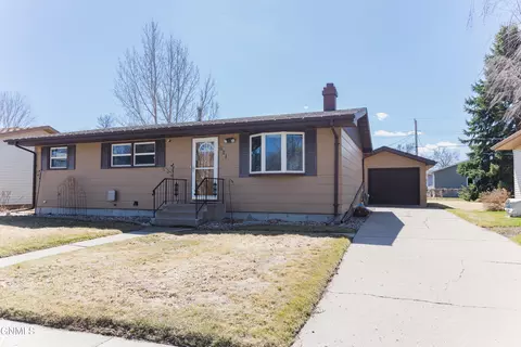 621 Garden Dr, Bismarck, ND 58504
