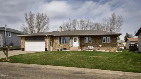 206 9th St NW, Beulah, ND 58523