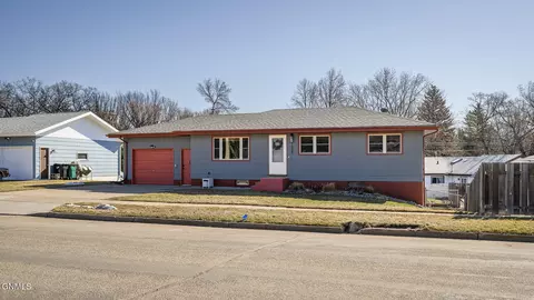 Exterior - 1929 Marian Dr, Bismarck, ND 58501 photo 6 of 7