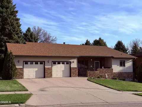 426 Juniper Dr, Bismarck, ND 58503