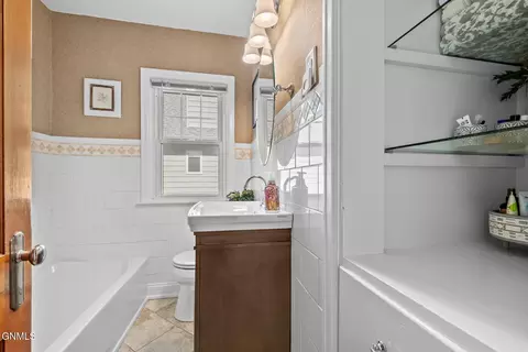 Bath - 818 1st Ave W, Williston, ND 58801 photo 1 of 2