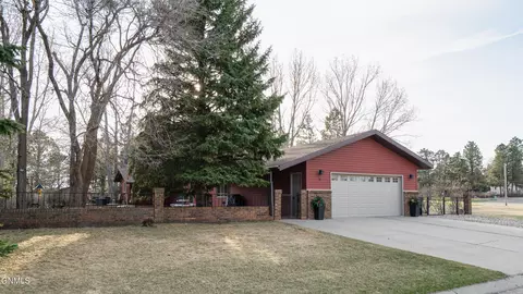 94 Country Club Dr, Bismarck, ND 58501