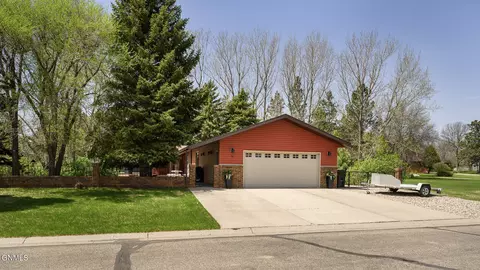 94 Country Club Dr, Bismarck, ND 58501