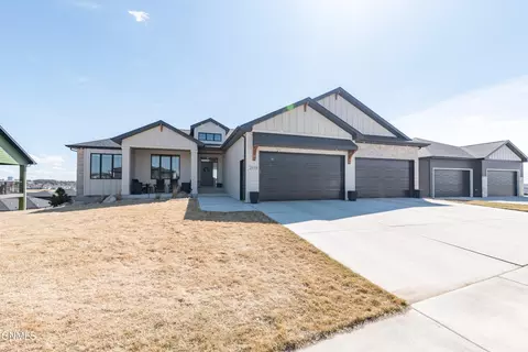 2115 Tule Ln, Bismarck, ND 58503