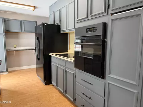 Kitchen - 1310 E Divide Ave, Bismarck, ND 58501 photo 2 of 3